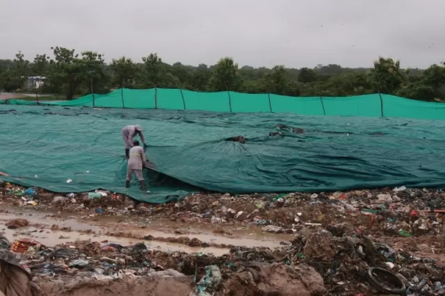 Avanza adecuación del terreno y ubicación de capa protectora al relleno sanitario en el municipio de Arauca. En las próximas horas iniciará la aplicación de la arcilla por parte de EMAAR y la Alcaldía de Arauca. La lluvia ha retrasado los trabajos.